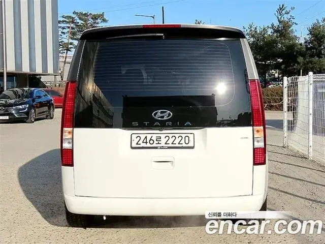 Hyundai Staria 2023 — Фото 3/18