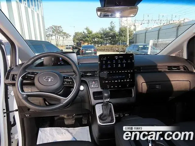 Hyundai Staria 2023 — Фото 15/18