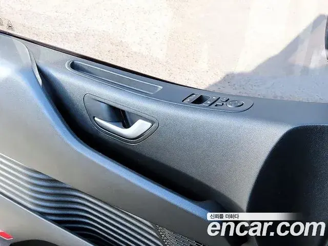Hyundai Staria 2023 — Фото 17/18