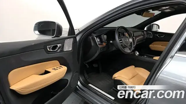 Volvo XC60 2021 — Фото 10/20