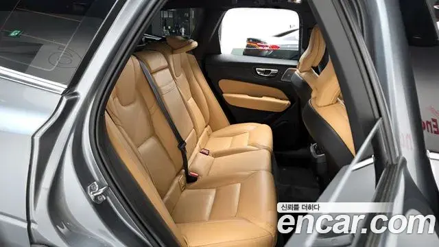 Volvo XC60 2021 — Фото 11/20