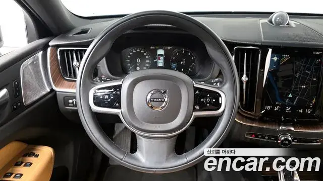 Volvo XC60 2021 — Фото 12/20