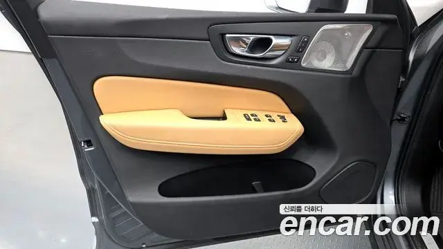 Volvo XC60 2021 — Şəkil 26/33