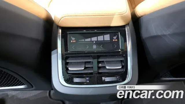 Volvo XC60 2021 — Şəkil 18/33