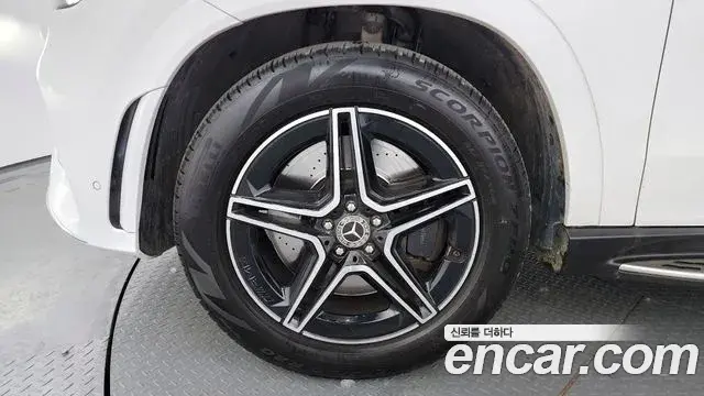 Mercedes-Benz GLE-Class 2021 — Photo 1/20