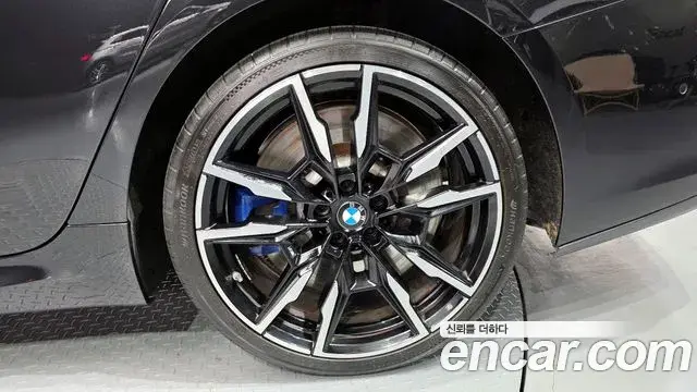 BMW 8 Series 2024 — Photo 10/32