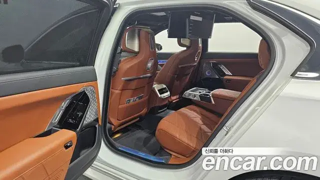 BMW 7 Series 2023 — ფოტო 14/15