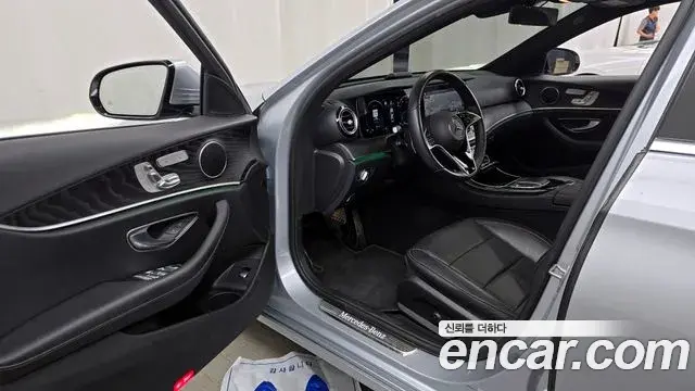 Mercedes-Benz E-Class 2021 — ფოტო 17/20