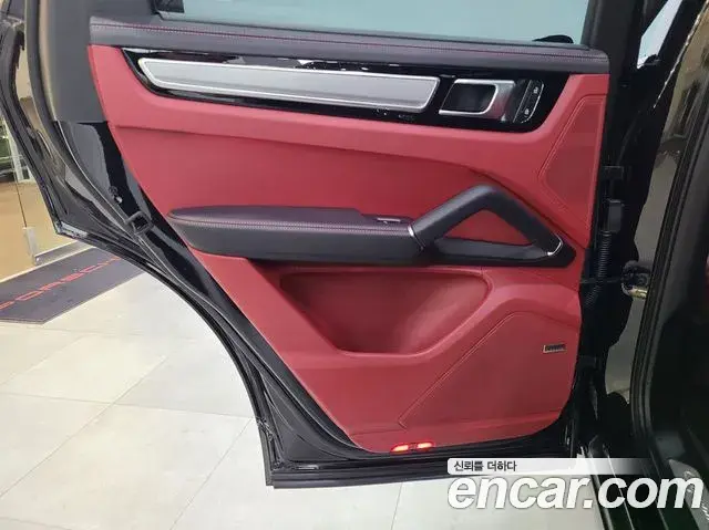 Porsche Cayenne 2023 — Photo 19/20