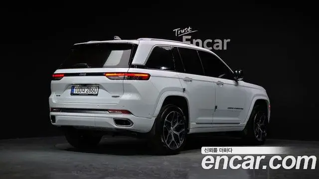 Jeep Grand Cherokee 2023 — Photo 17/32