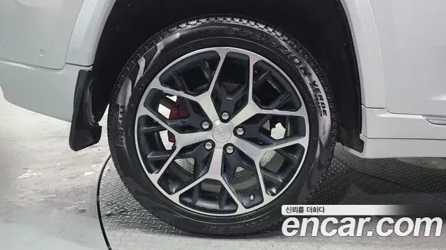 Jeep Grand Cherokee 2023 — Photo 24/32