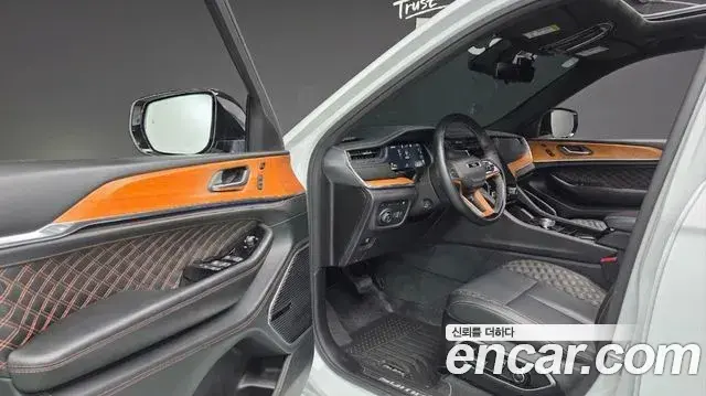 Jeep Grand Cherokee 2023 — Photo 19/32