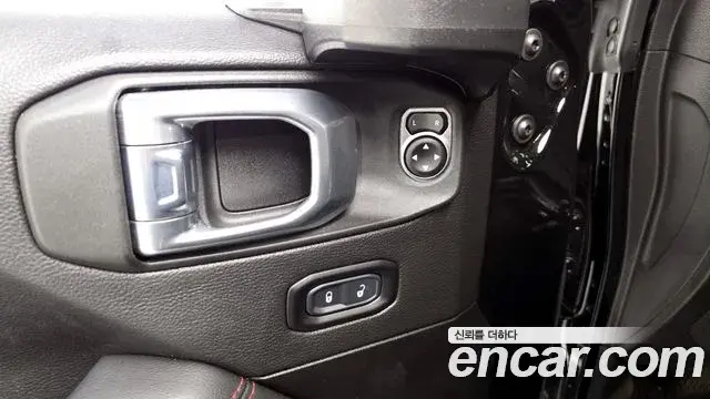 Jeep Wrangler 2022 — ფოტო 17/20