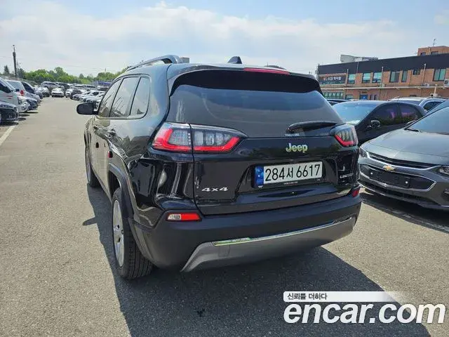 Jeep Cherokee 2022 — ფოტო 18/20