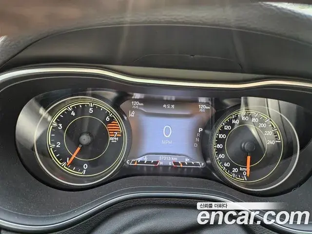 Jeep Cherokee 2022 — ფოტო 12/20