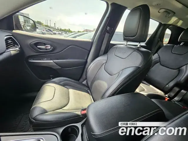 Jeep Cherokee 2022 — ფოტო 14/20