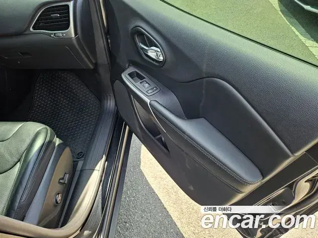 Jeep Cherokee 2022 — ფოტო 17/20