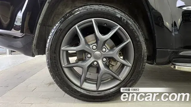 Jeep Grand Cherokee 2019 — Şəkil 9/32