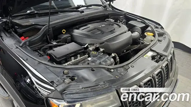 Jeep Grand Cherokee 2019 — Şəkil 28/32