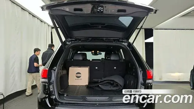 Jeep Grand Cherokee 2019 — Şəkil 16/32