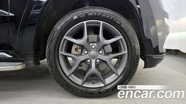 Jeep Grand Cherokee 2019 — Şəkil 22/32