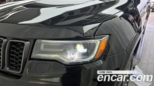 Jeep Grand Cherokee 2019 — Şəkil 23/32