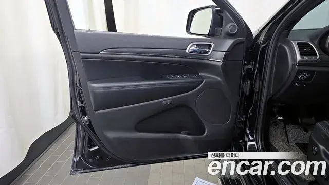 Jeep Grand Cherokee 2019 — Şəkil 27/32