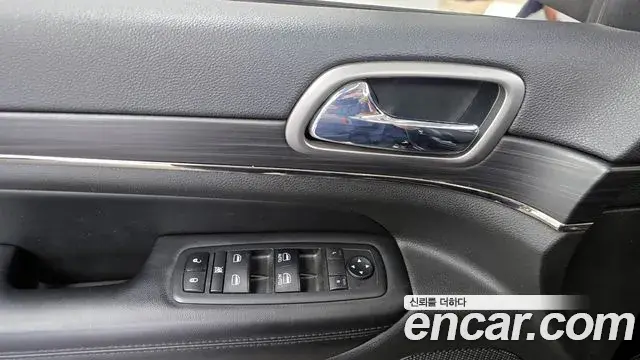 Jeep Grand Cherokee 2019 — Şəkil 18/32