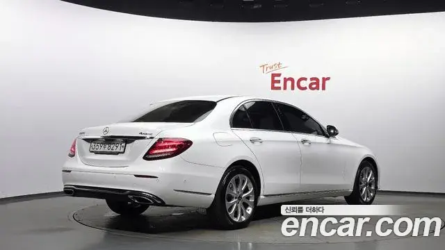 Mercedes-Benz E-Class 2020 — Photo 18/20