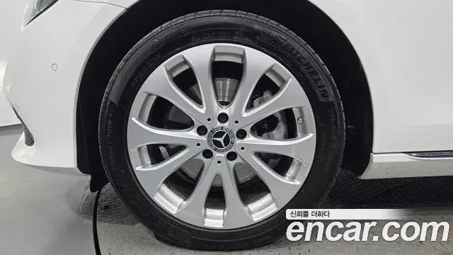 Mercedes-Benz E-Class 2020 — Photo 11/20