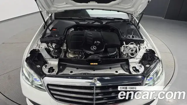 Mercedes-Benz E-Class 2020 — Photo 13/20