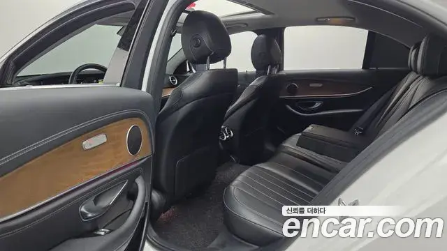 Mercedes-Benz E-Class 2020 — Photo 6/20