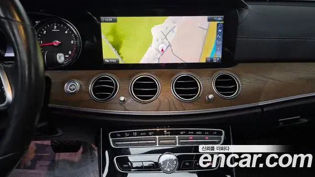 Mercedes-Benz E-Class 2020 — Photo 16/20