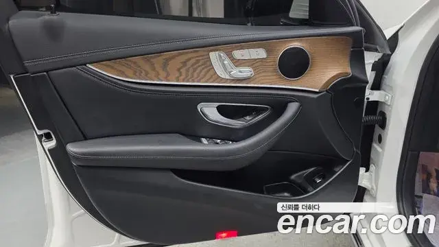 Mercedes-Benz E-Class 2020 — Photo 10/20