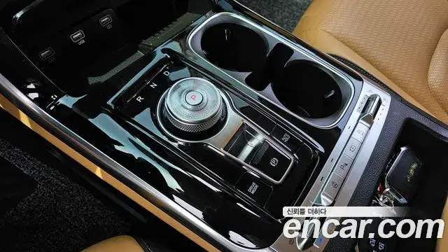 Kia Carnival 2023 — ფოტო 6/20