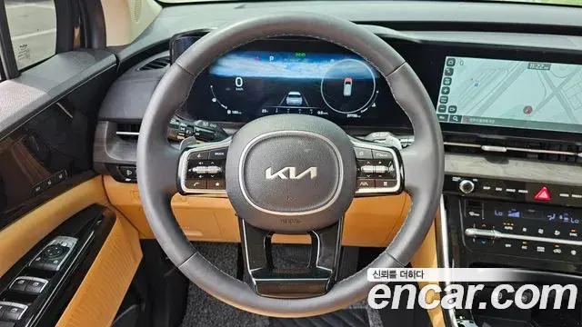 Kia Carnival 2023 — ფოტო 18/20