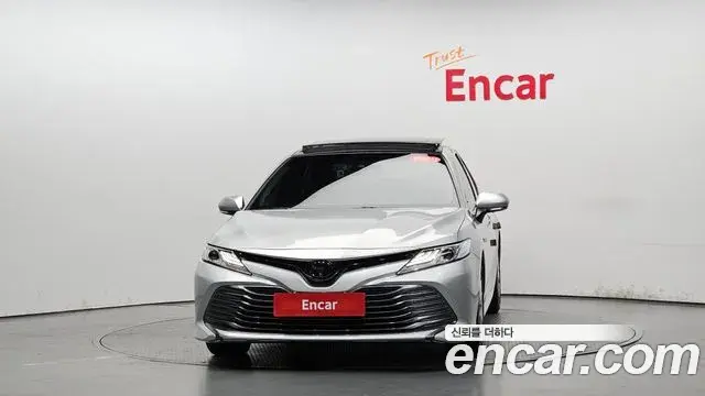 Toyota Camry 2018 — Şəkil 29/31