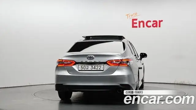 Toyota Camry 2018 — Şəkil 2/31