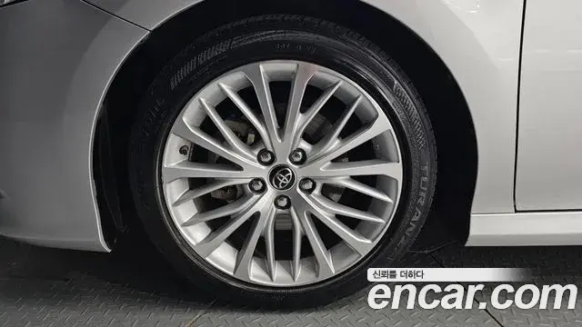 Toyota Camry 2018 — Şəkil 16/31