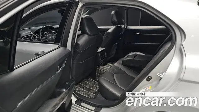 Toyota Camry 2018 — Şəkil 26/31