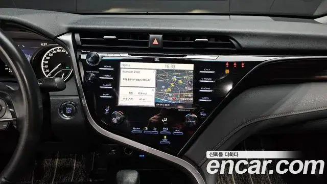 Toyota Camry 2018 — Şəkil 18/31
