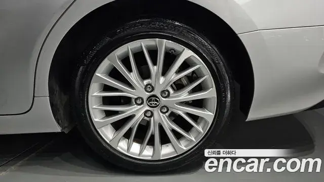 Toyota Camry 2018 — Şəkil 19/31