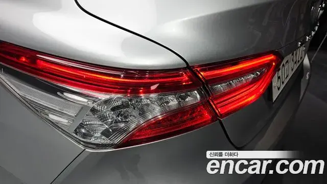 Toyota Camry 2018 — Şəkil 23/31