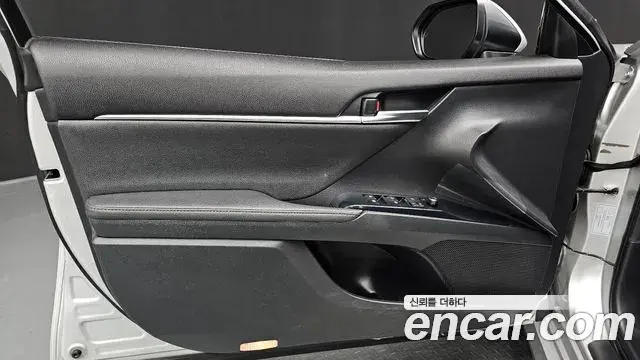 Toyota Camry 2018 — Şəkil 27/31