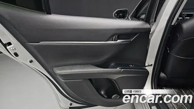 Toyota Camry 2018 — Şəkil 13/31