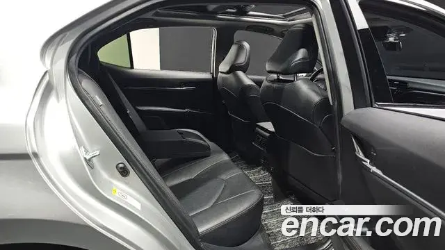 Toyota Camry 2018 — Şəkil 20/31