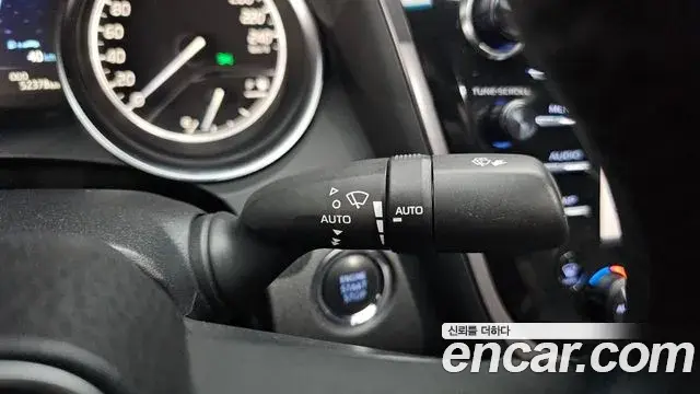 Toyota Camry 2018 — Şəkil 28/31