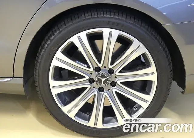 Mercedes-Benz E-Class 2019 — Photo 7/20