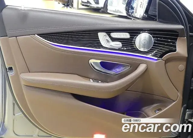 Mercedes-Benz E-Class 2019 — Photo 19/20