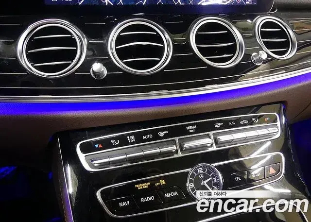 Mercedes-Benz E-Class 2019 — Photo 16/20